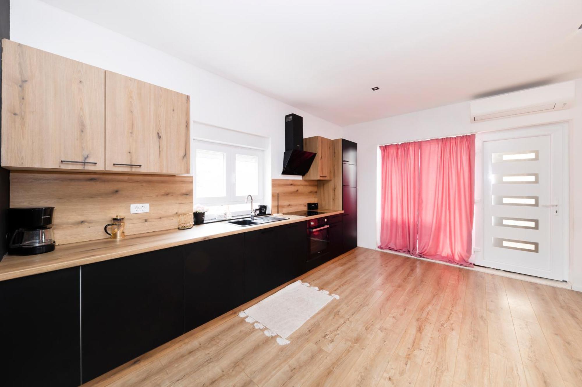 Fancy In Peaceful Area - Apartament *