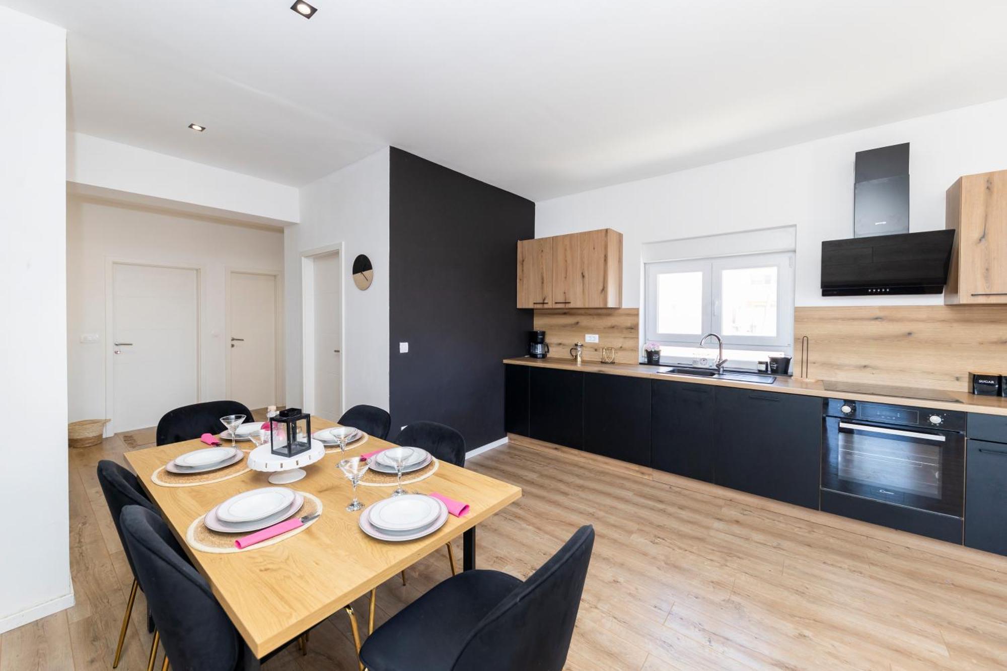 Fancy In Peaceful Area - Apartament *
