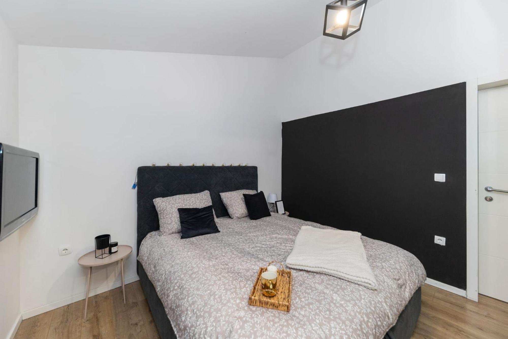 Fancy In Peaceful Area - Apartment *
