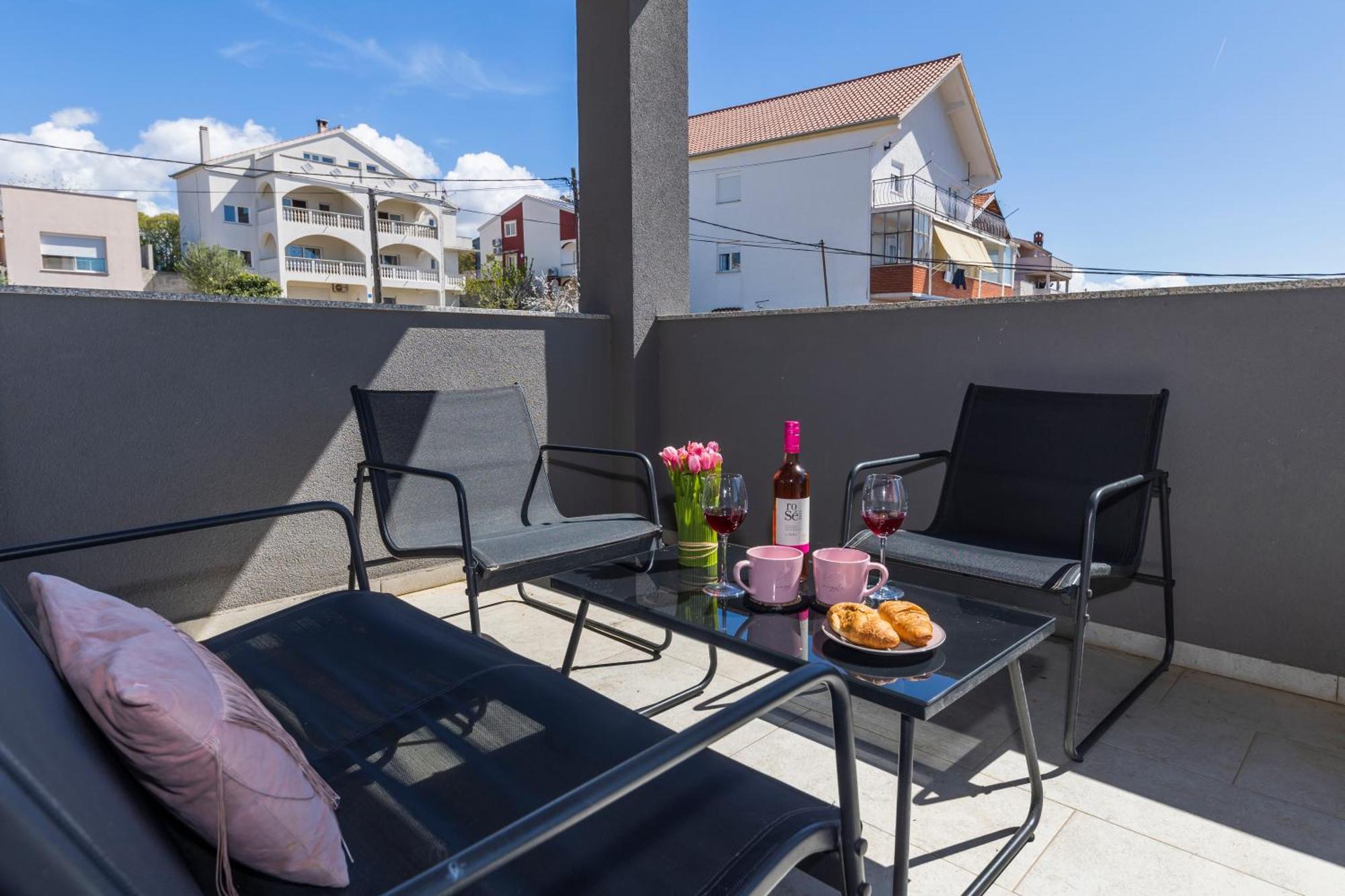 Apartment Fancy In Peaceful Area -